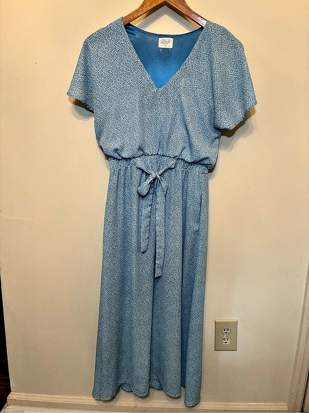 Sienna Sky Floral Maxi Dress in Blue Size Small Like New